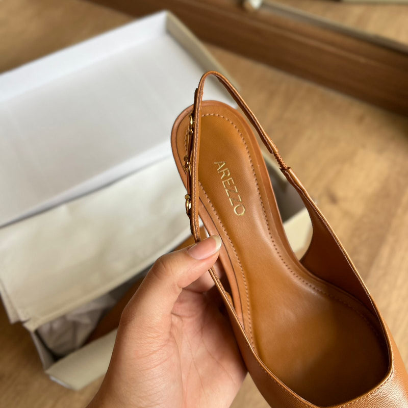 Scarpin Arezzo Couro Slingback Detalhe Metal A127570089